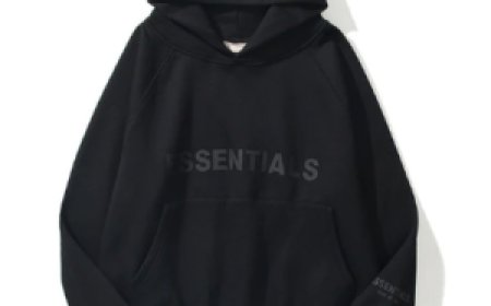 Essentials Zip Hoodie – Functional and Stylish Layer